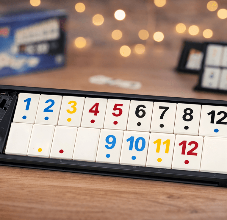Set joc Rummy cu piese numerotate din plastic și suport pentru piese – Joc de societate cu table numerice colorate, cutie depozitare din plastic, joc strategic pentru familie și grup